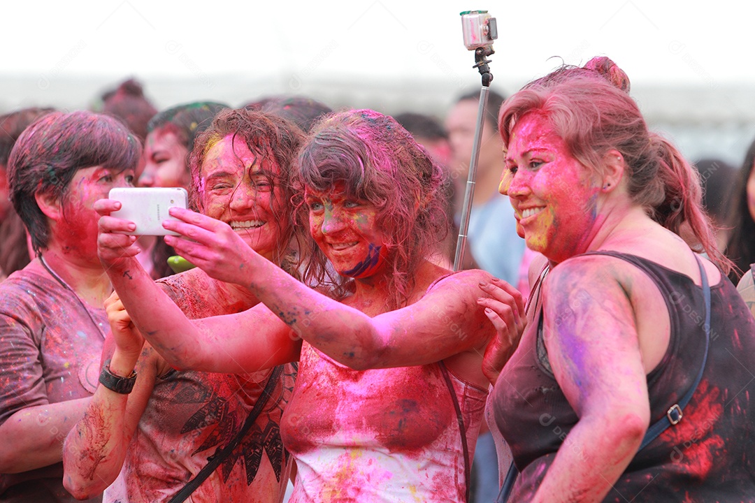 Varias pessoas unidas em uma Festa das Cores