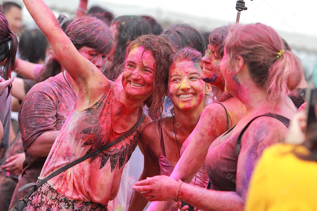 Varias pessoas unidas em uma Festa das Cores