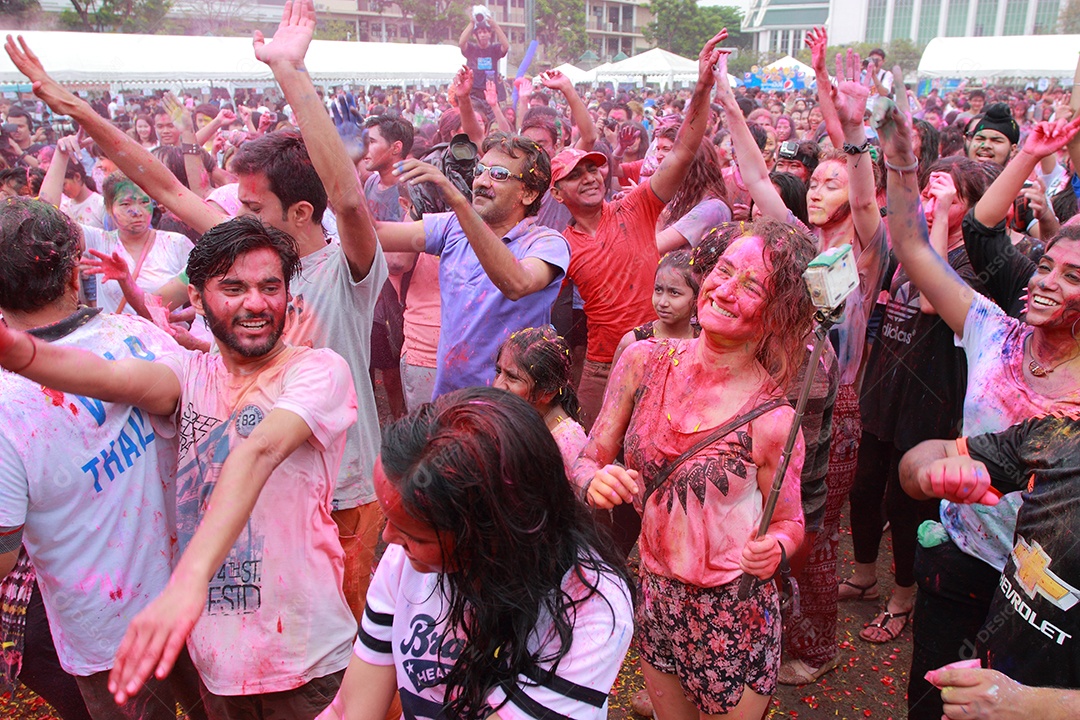 Varias pessoas unidas em uma Festa das Cores
