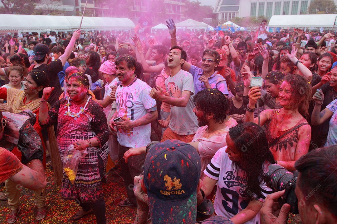 Varias pessoas unidas em uma Festa das Cores