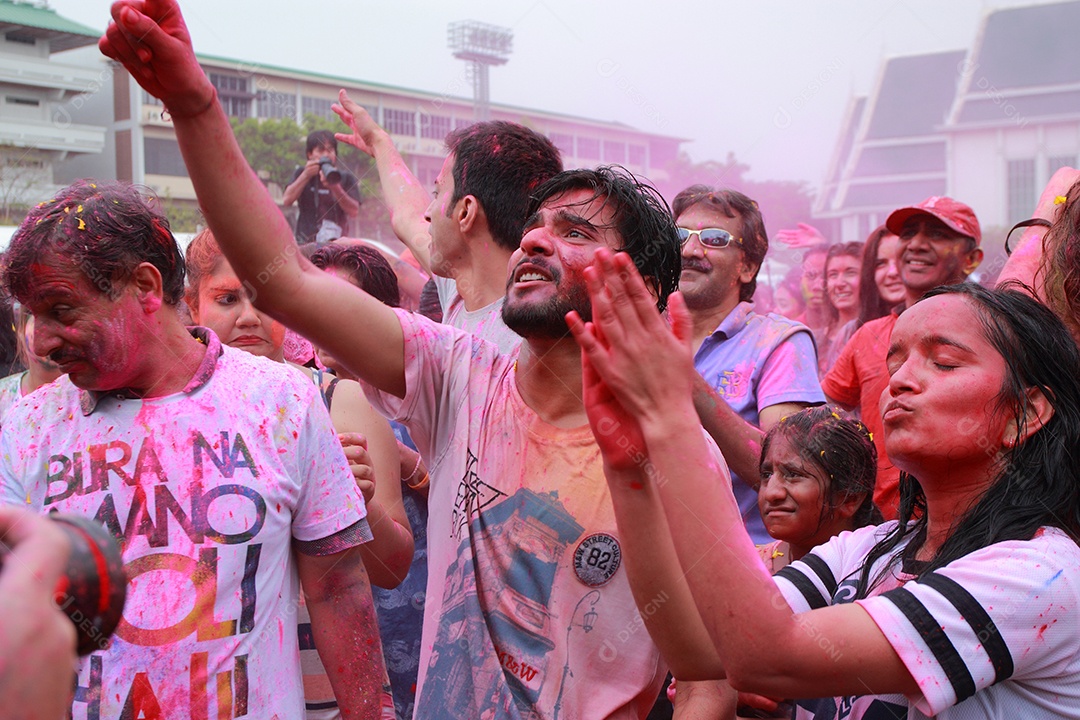 Varias pessoas unidas em uma Festa das Cores