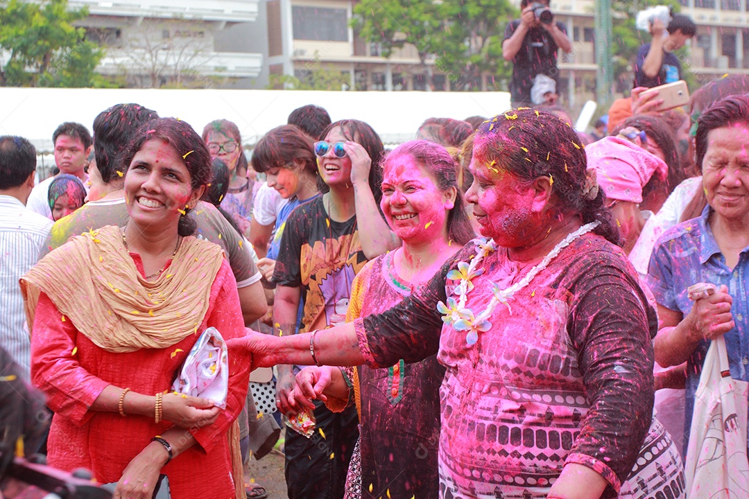 Varias pessoas unidas em uma Festa das Cores
