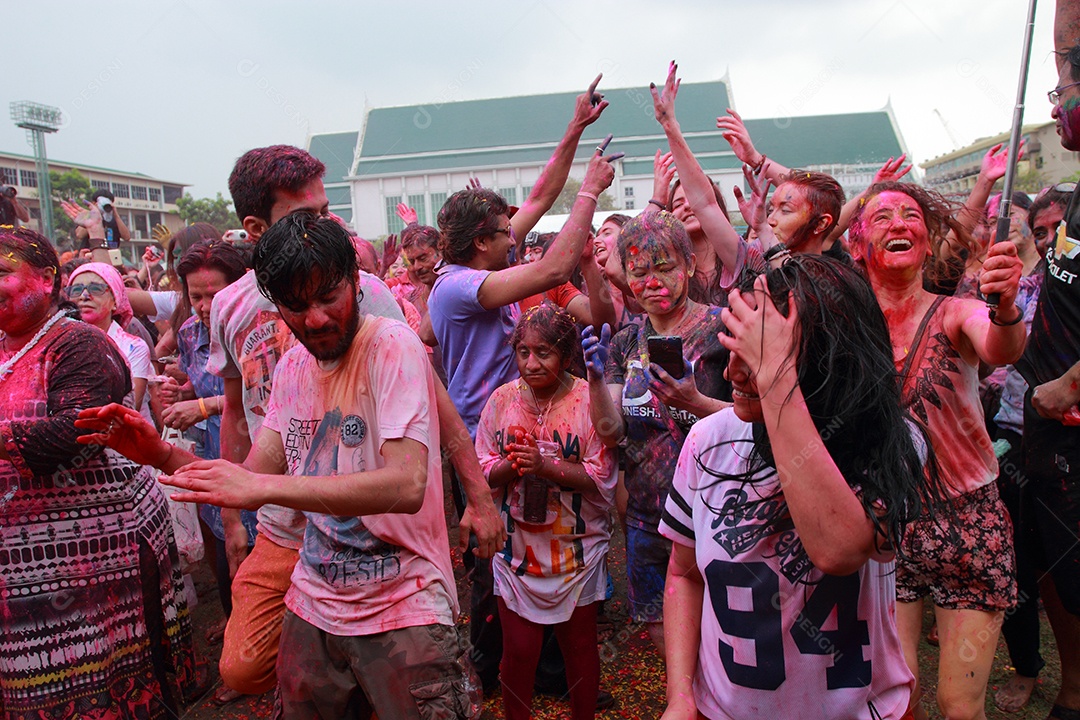 Varias pessoas unidas em uma Festa das Cores