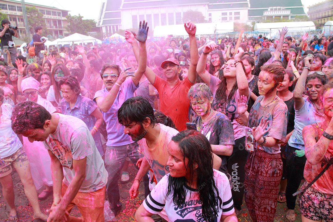 Varias pessoas unidas em uma Festa das Cores