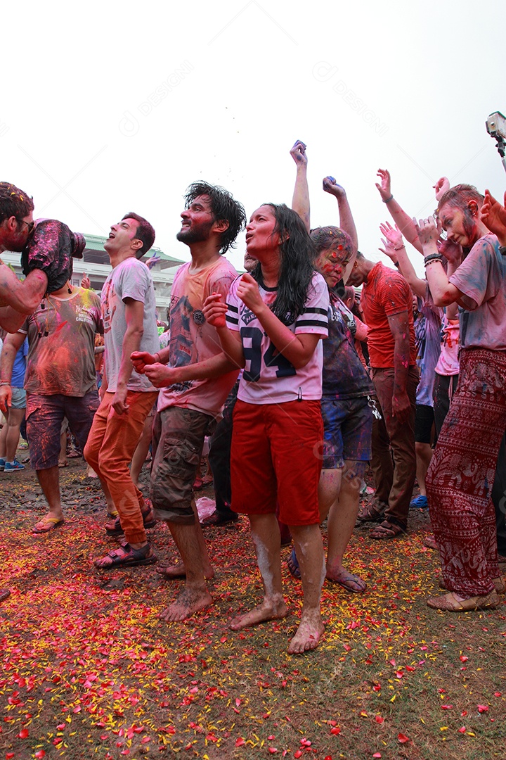 Varias pessoas unidas em uma Festa das cores