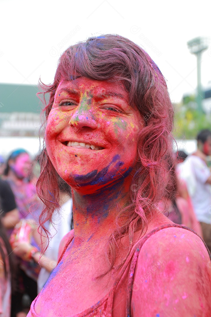 Varias pessoas unidas em uma Festa das cores