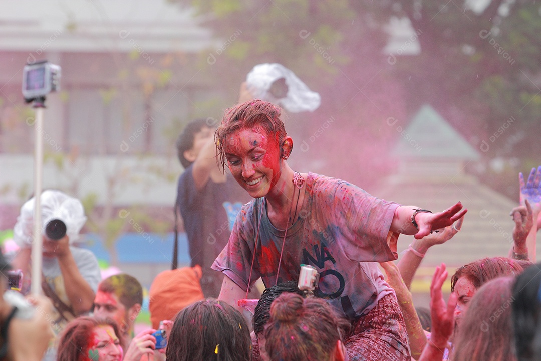 Varias pessoas unidas em uma Festa das cores