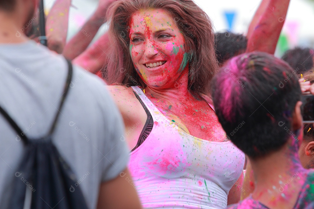 Varias pessoas unidas em uma Festa das cores