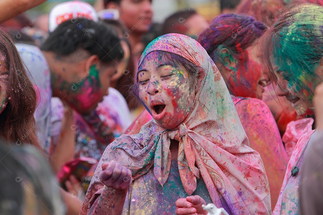 Varias pessoas unidas em uma Festa das cores