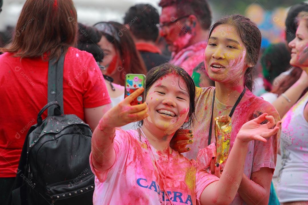 Varias pessoas unidas em uma Festa das cores