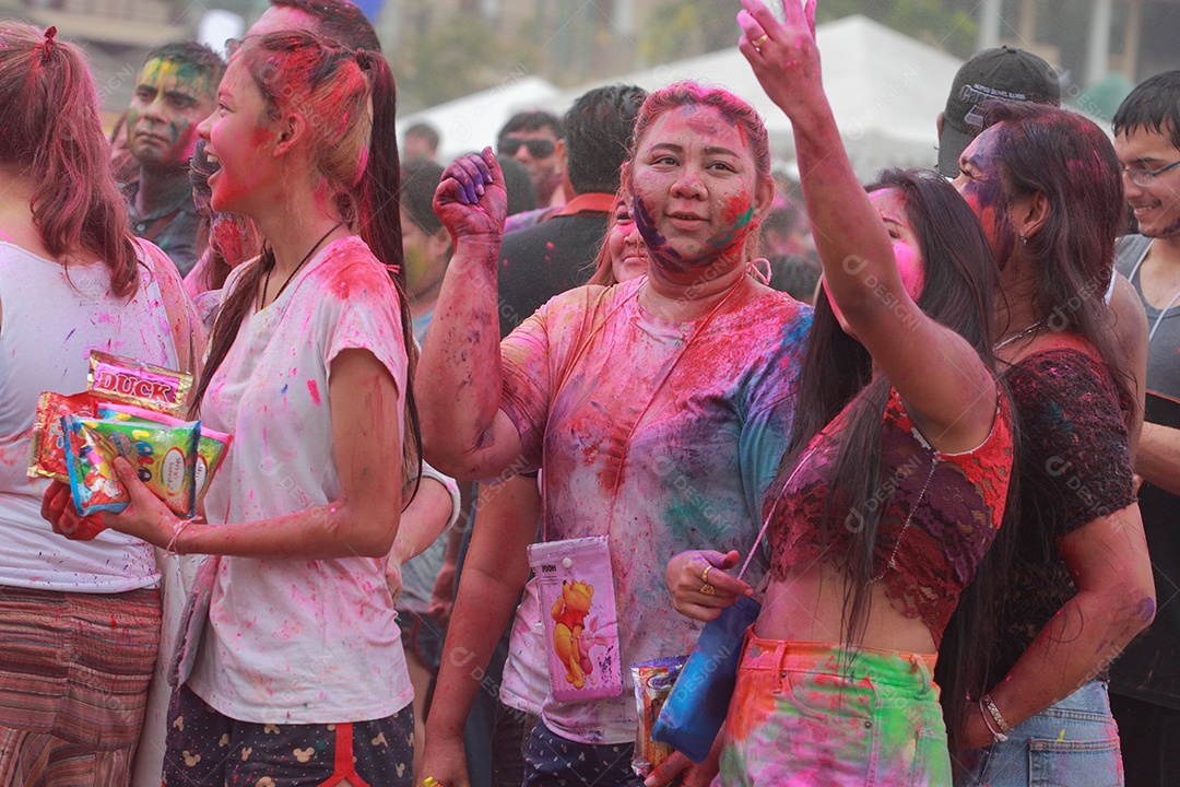 Varias pessoas unidas em uma Festa das cores