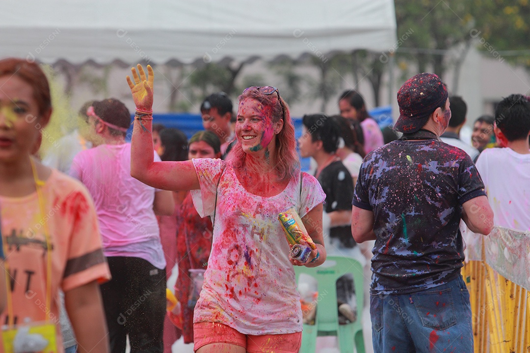 Varias pessoas unidas em uma Festa das cores