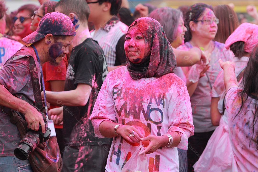 Varias pessoas unidas em uma Festa das cores