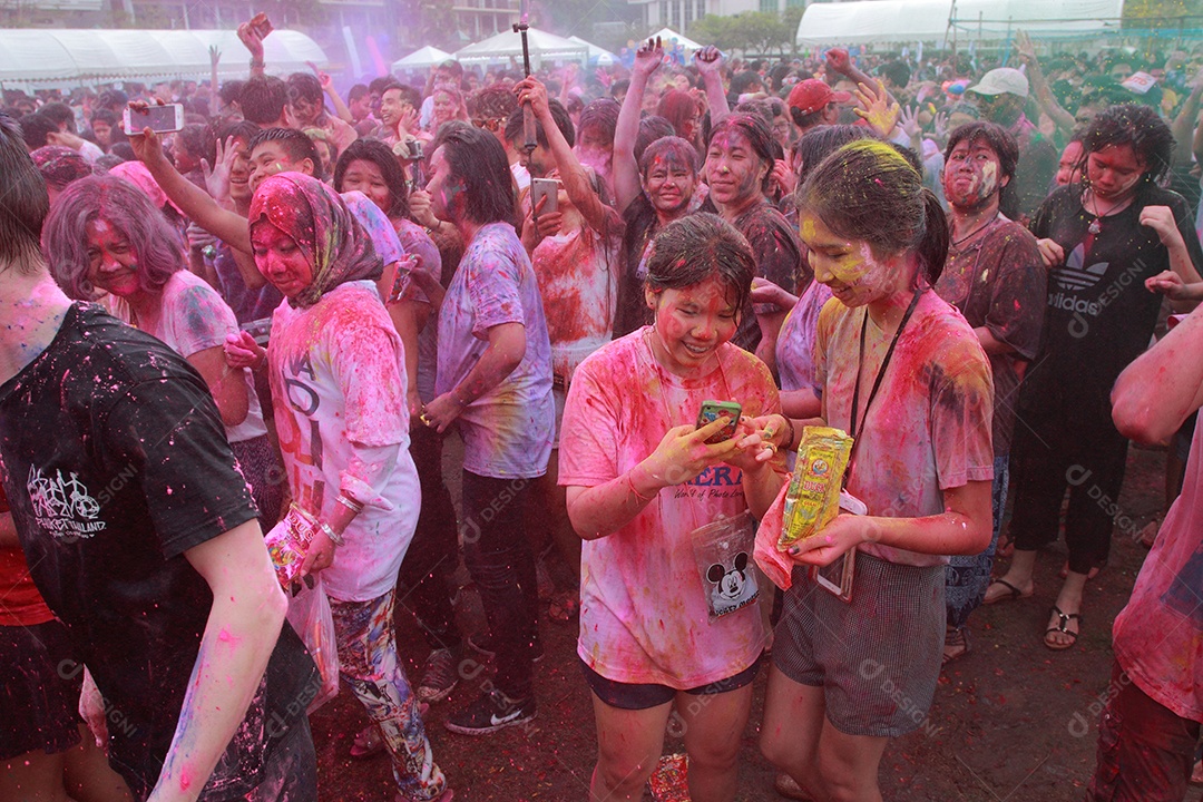 Varias pessoas unidas em uma Festa das cores