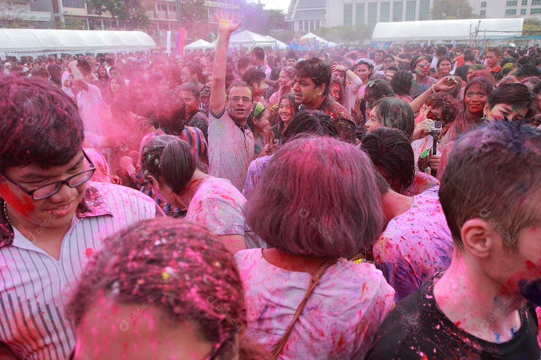 Varias pessoas unidas em uma Festa das cores