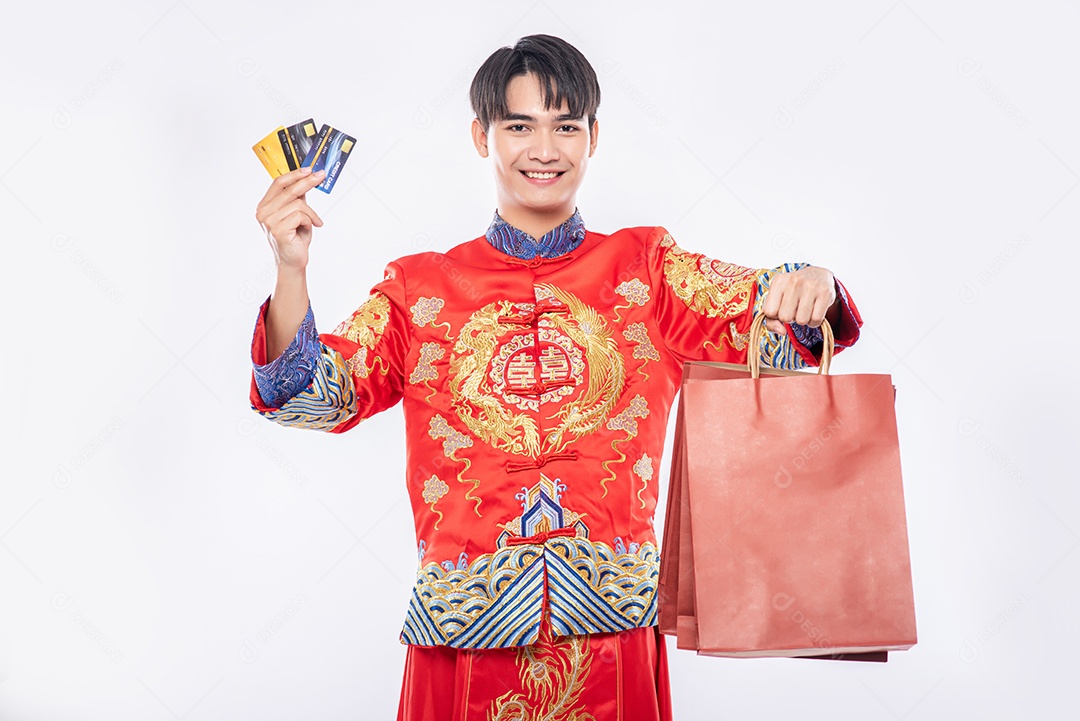 Homem vestindo terno Cheongsam consegue muitas coisas usando cartão de crédito no ano novo chinês