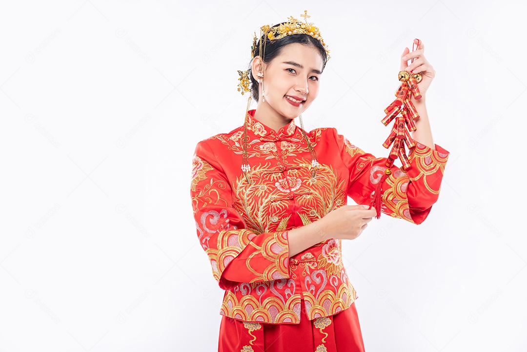 Mulher usa terno Cheongsam sorri para receber bombinhas do chefe no ano novo chinês