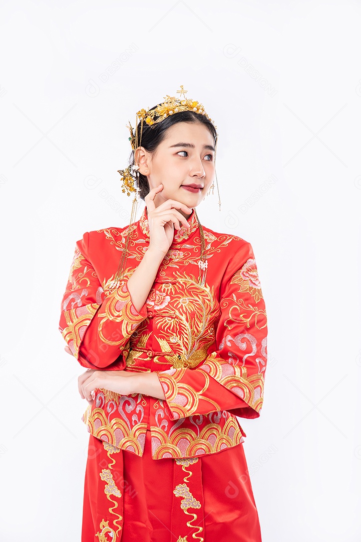 Mulher vestindo terno Cheongsam é sessão de fotos para promover compras de viajantes de eventos no ano novo chinês
