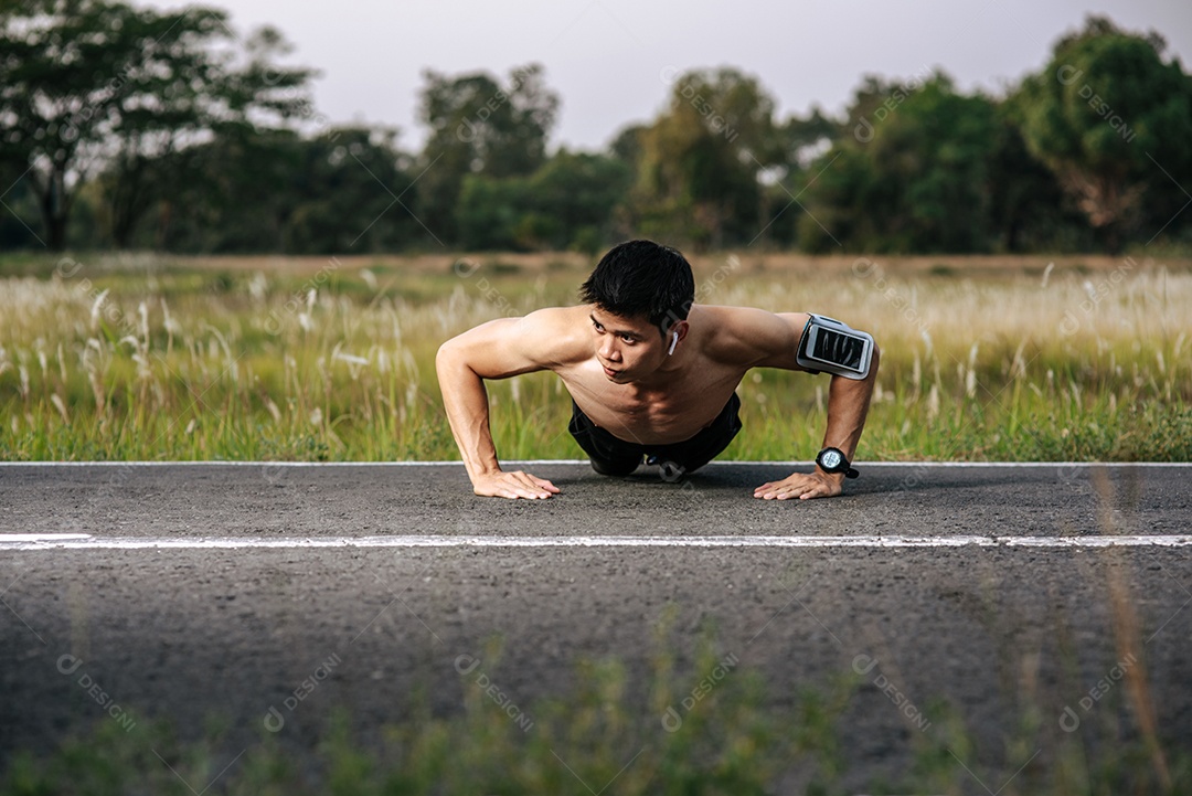 Homem que tiraram as camisas tinham músculos que empurravam as ruas.