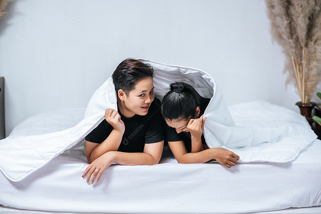 Duas amadas jovens dormiam juntas na cama.