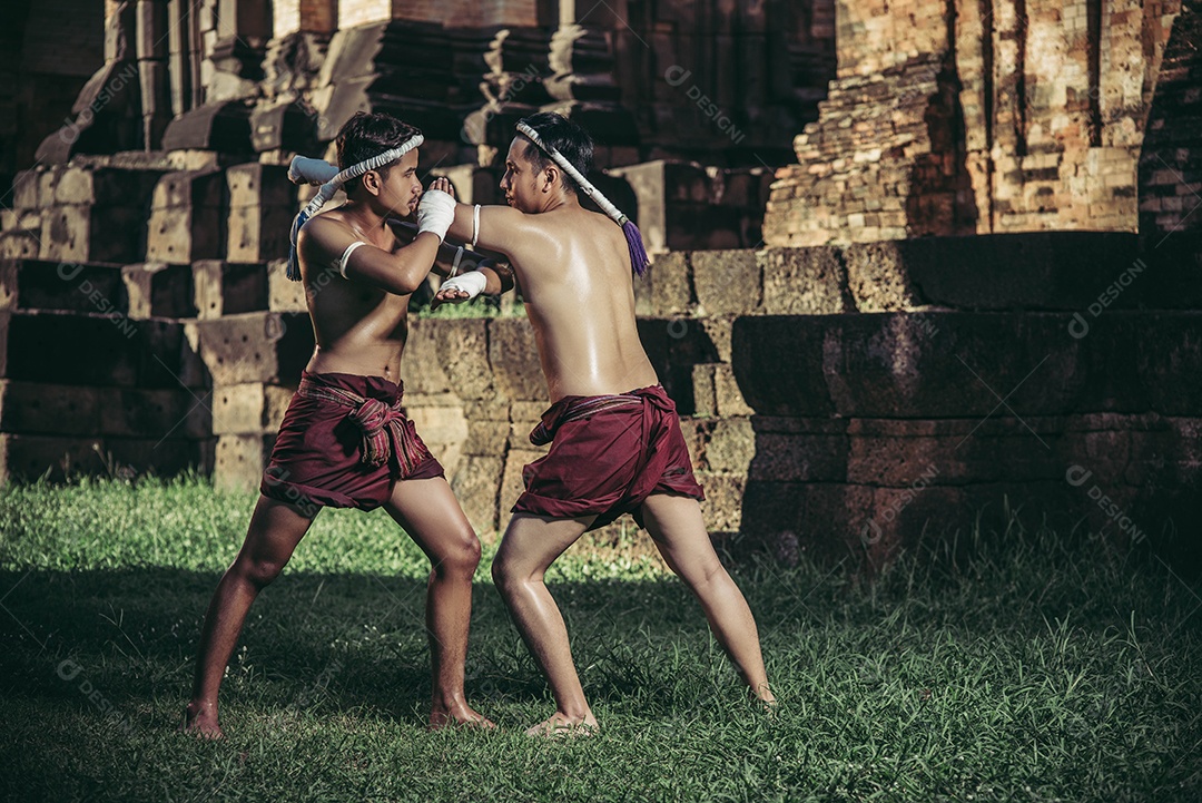 Dois boxeadores lutam com as artes marciais do Muay Thai. Foco seletivo.