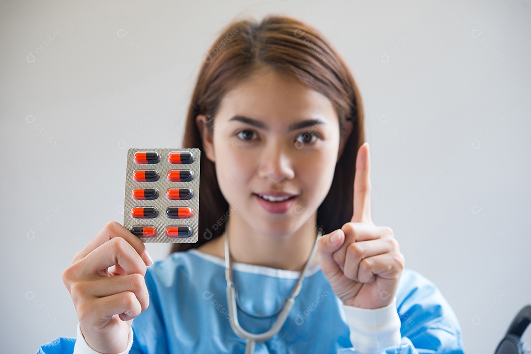 Farmacêutico de mulher segurando medicamento de prescrição de ordem médica