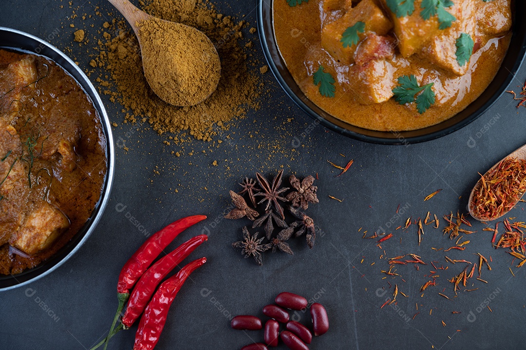 Caril de massaman em uma frigideira com especiarias no chão de cimento