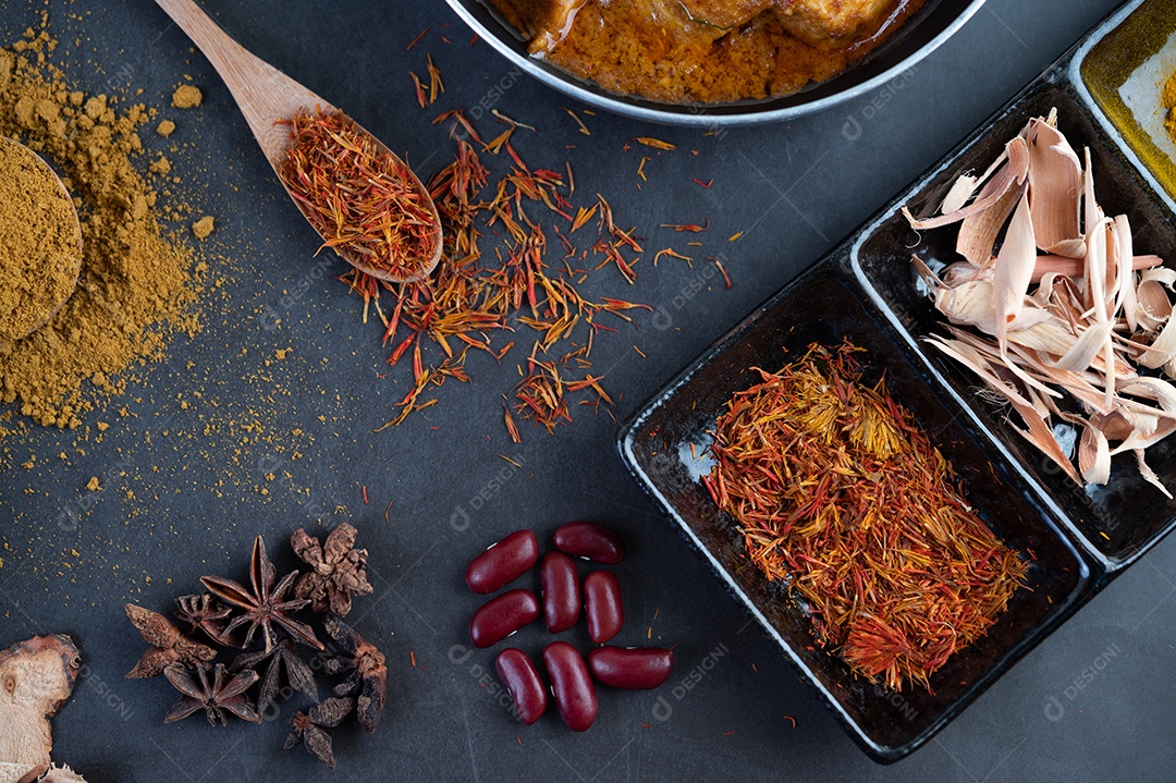 Caril de massaman em uma frigideira com especiarias no chão de cimento