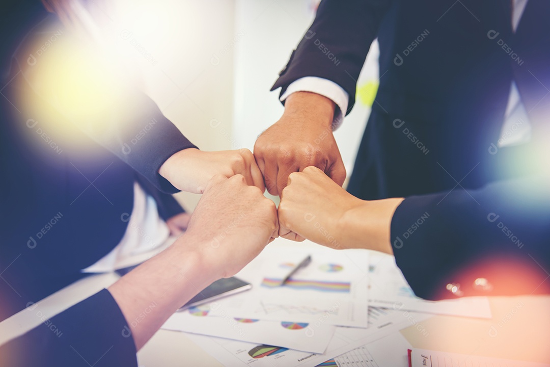 Empresários mostrando Fist Bump depois de conhecer a parceria. Conceito de trabalho em equipe.