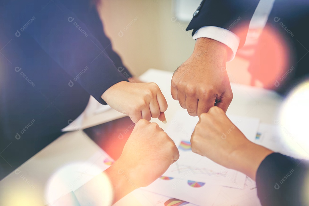 Empresários mostrando Fist Bump depois de conhecer a parceria. Conceito de trabalho em equipe.