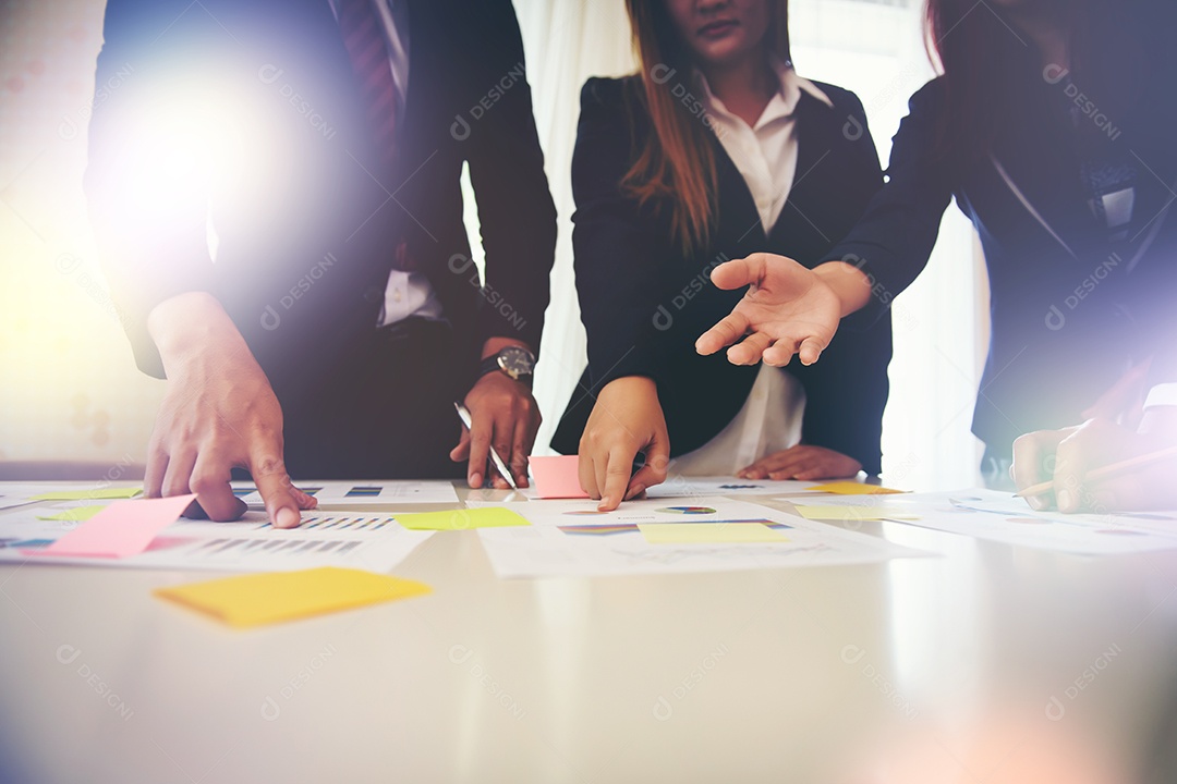 Reunião de grupo de empresários de inicialização. Grupo de pessoas sentados em conferência juntos e fazendo anotações.