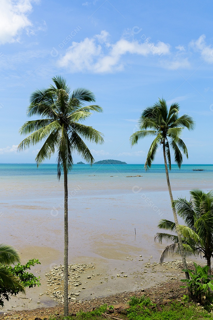 Praia de verão na Tailândia, oceano azul, areia e sol