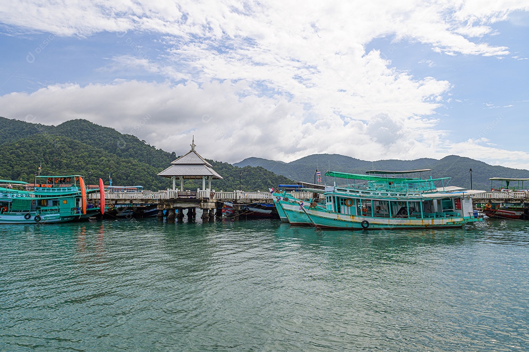 Mar com barcos de pesca e céu azul