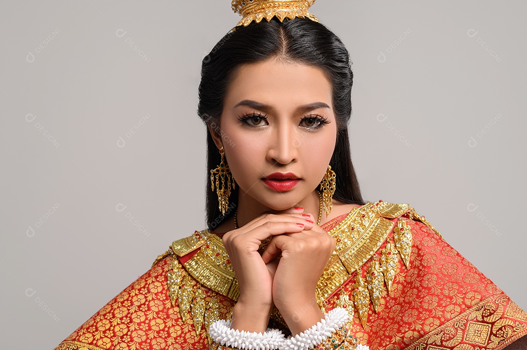 Bela mulher tailandesa usando vestido tailandês