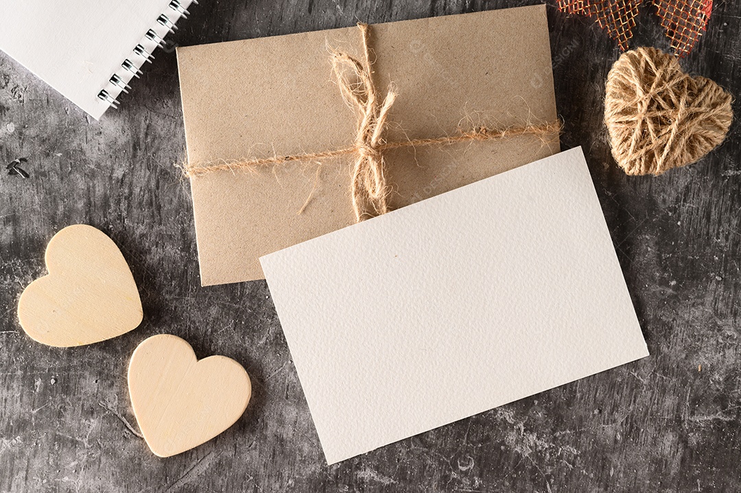 Cartas formatos de coração sobre uma mesa de madeira