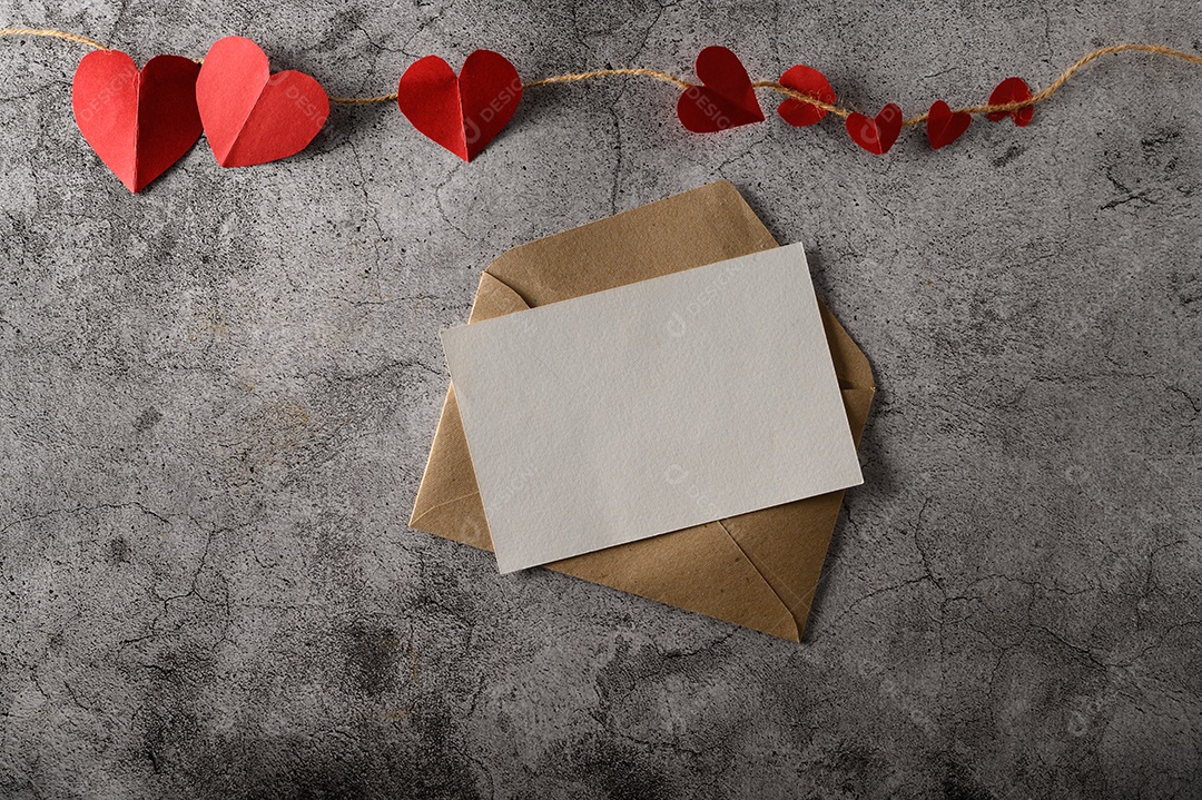 Cartas formatos de coração sobre uma mesa de madeira