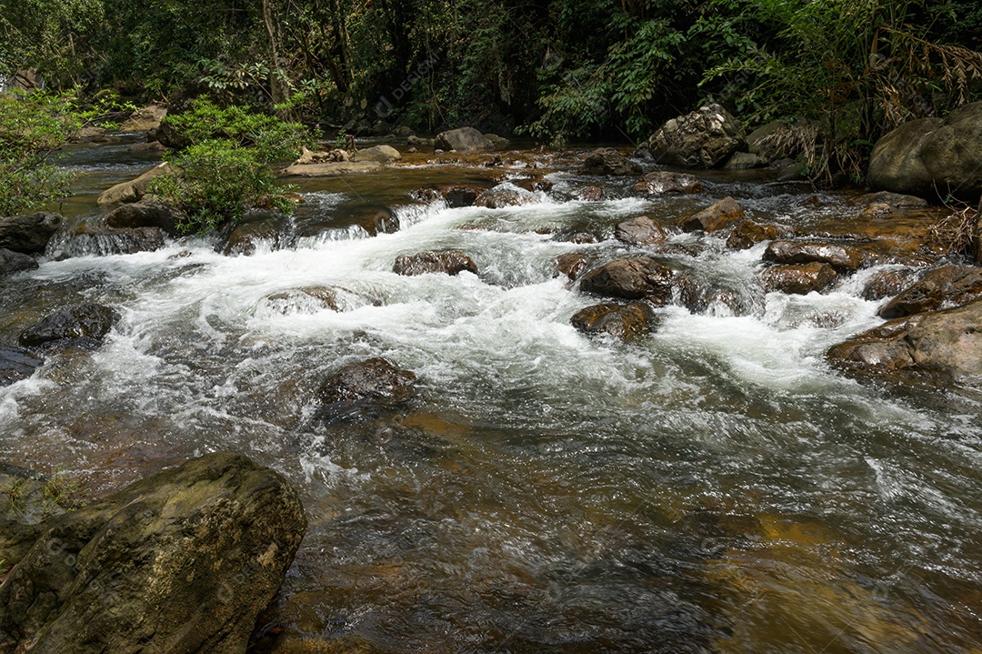 Cachoeira que é uma camada na Tailândia