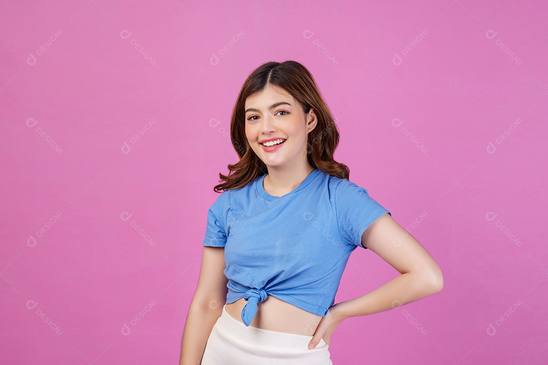 Retrato de jovem sorridente feliz vestindo camiseta casual isolada sobre fundo rosa. Expressão, pessoas e conceito de estilo de vida.