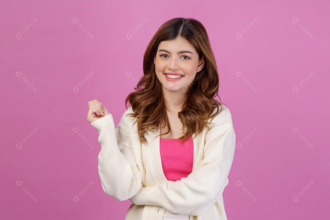 Retrato de jovem empresário profissional sorrindo e parecendo confiante isolado sobre fundo rosa. Conceito de estilo de vida e expressão de pessoas.