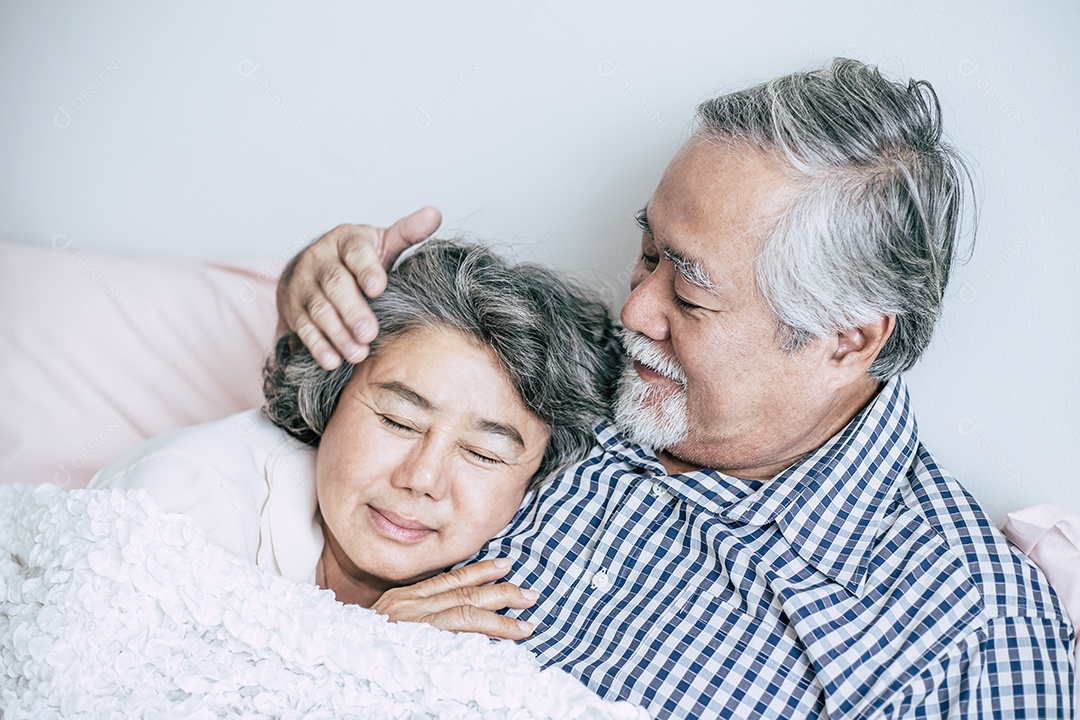 Casal sênior deitado na cama juntos