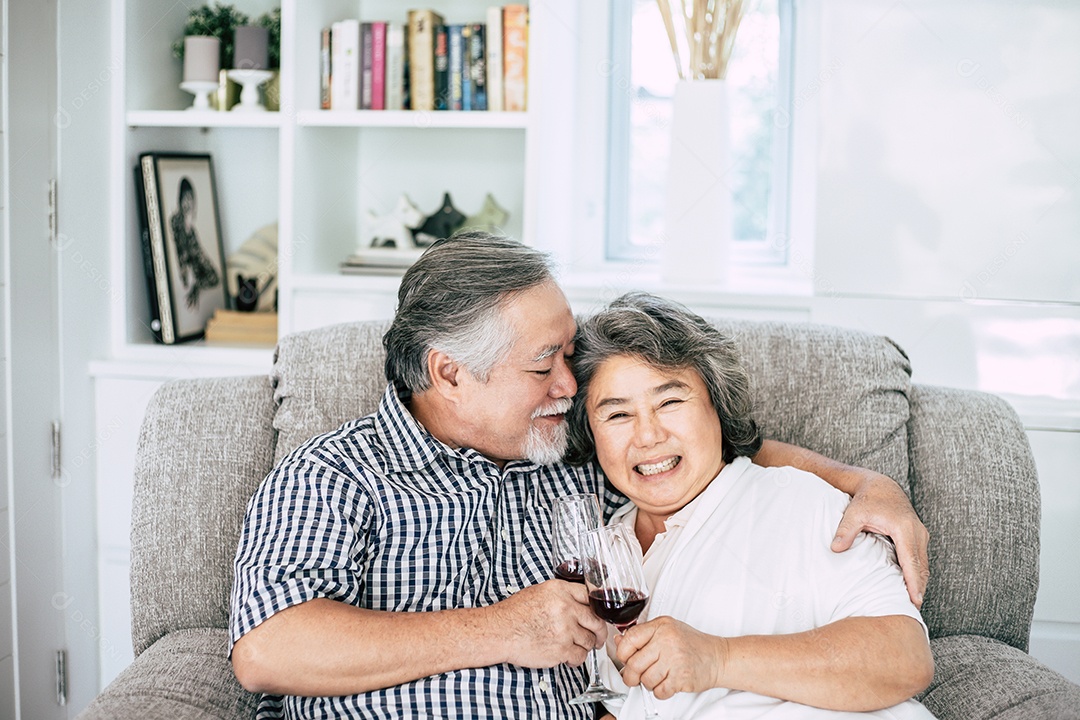 Mulher idosa feliz e seu marido bebendo vinho e felicidade