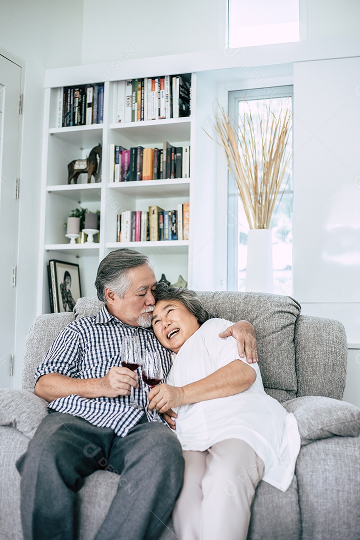 Mulher idosa feliz e seu marido bebendo vinho e felicidade