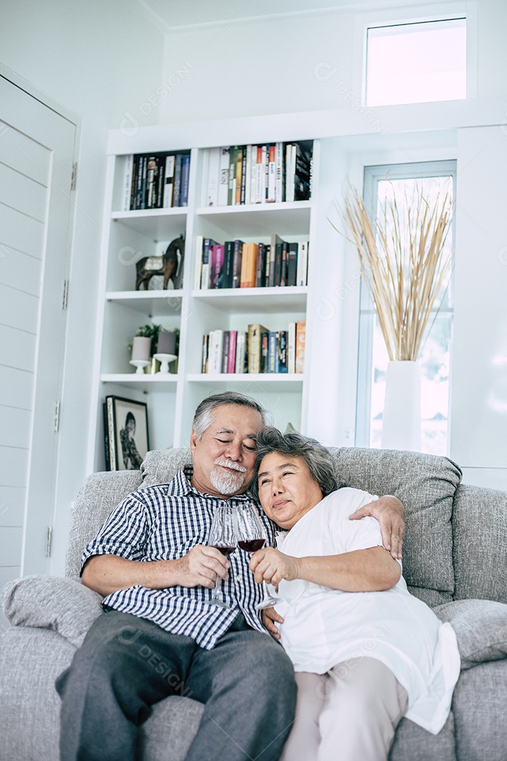 Mulher idosa feliz e seu marido bebendo vinho e felicidade