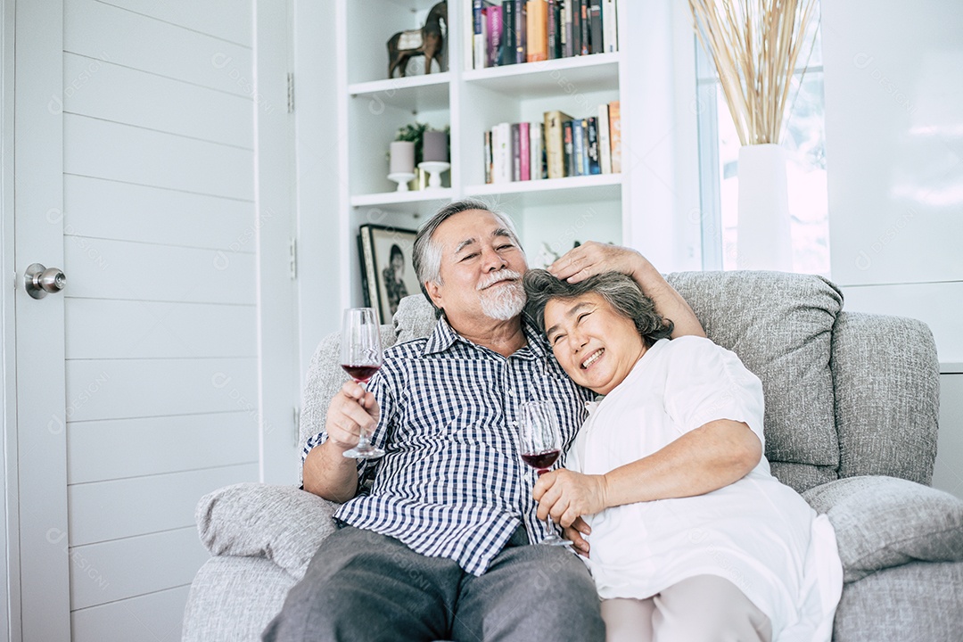 Mulher idosa feliz e seu marido bebendo vinho e felicidade