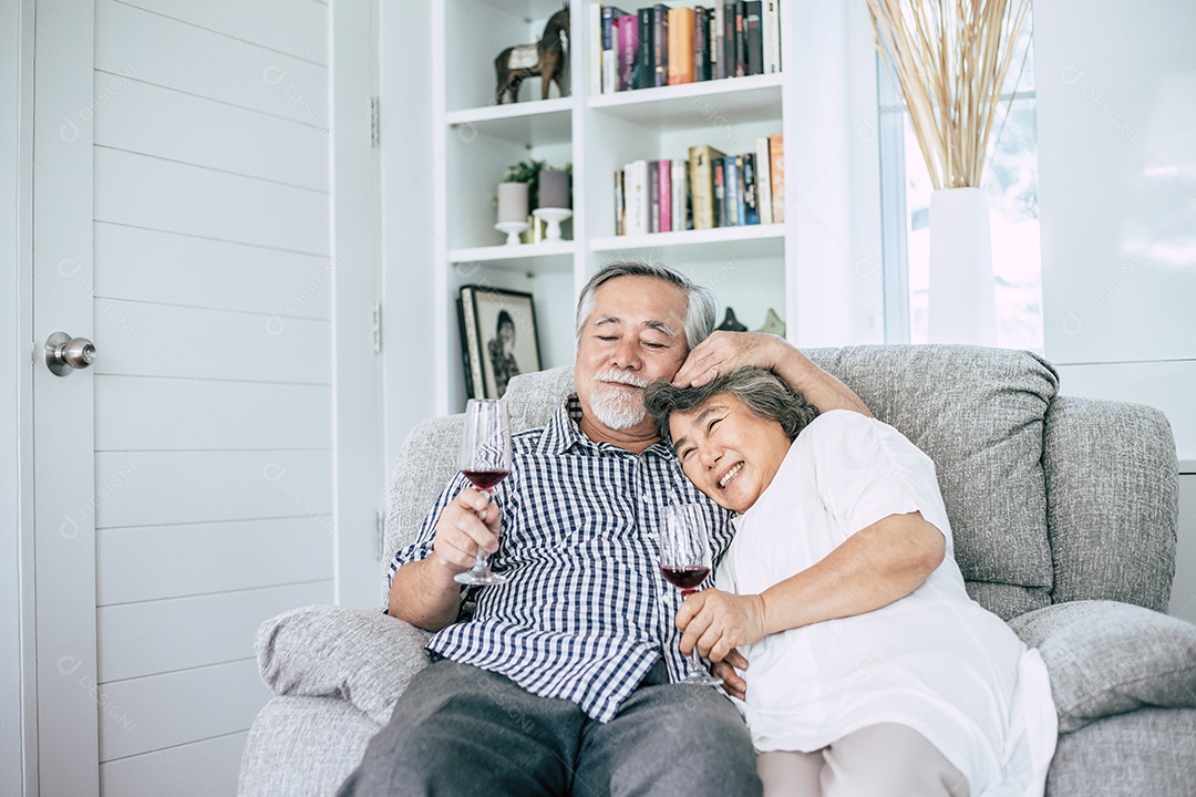 Mulher idosa feliz e seu marido bebendo vinho e felicidade
