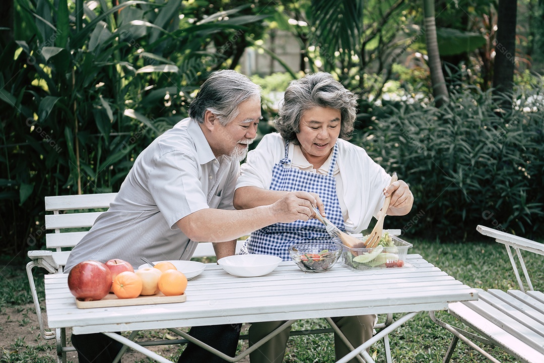 Casais idosos cozinhando comida saudável juntos