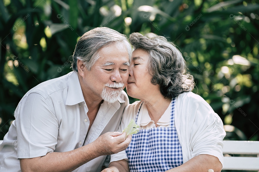 Casais idosos cozinhando comida saudável juntos