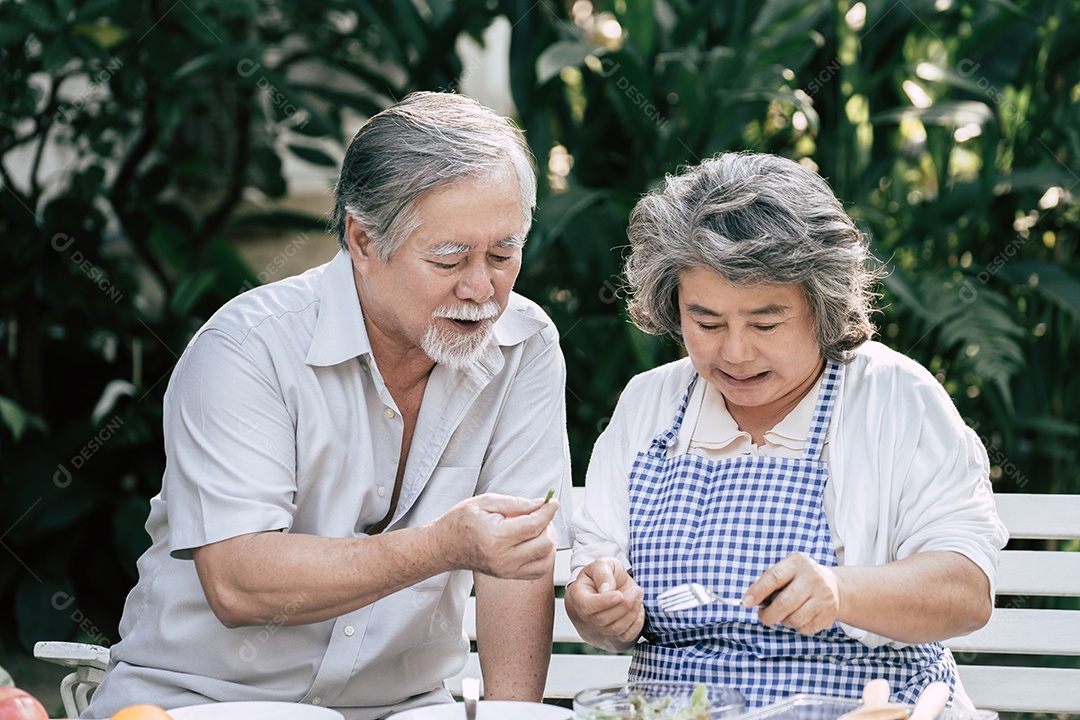 Casais idosos cozinhando comida saudável juntos