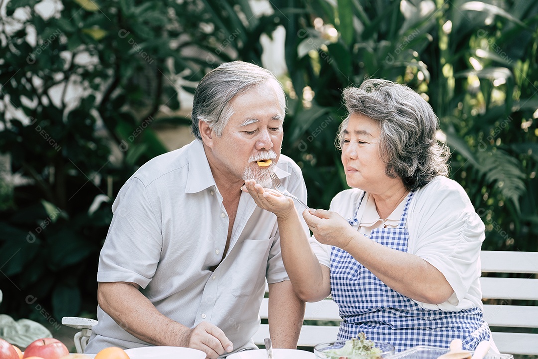 Casais idosos cozinhando comida saudável juntos