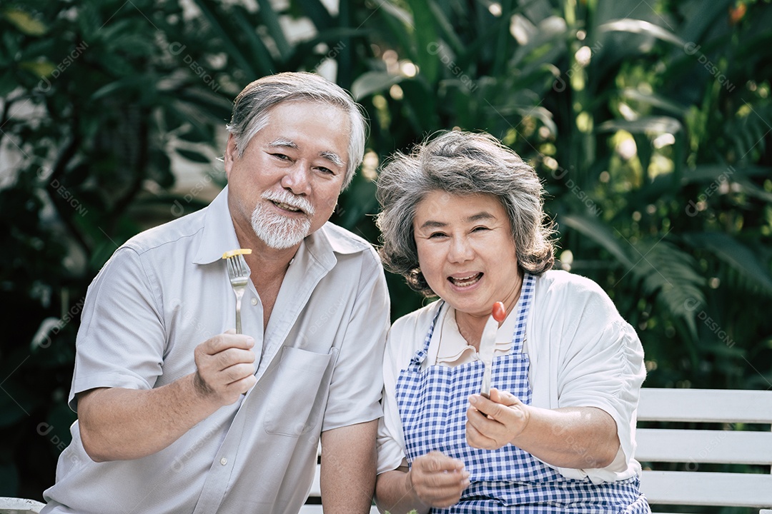 Casais idosos cozinhando comida saudável juntos